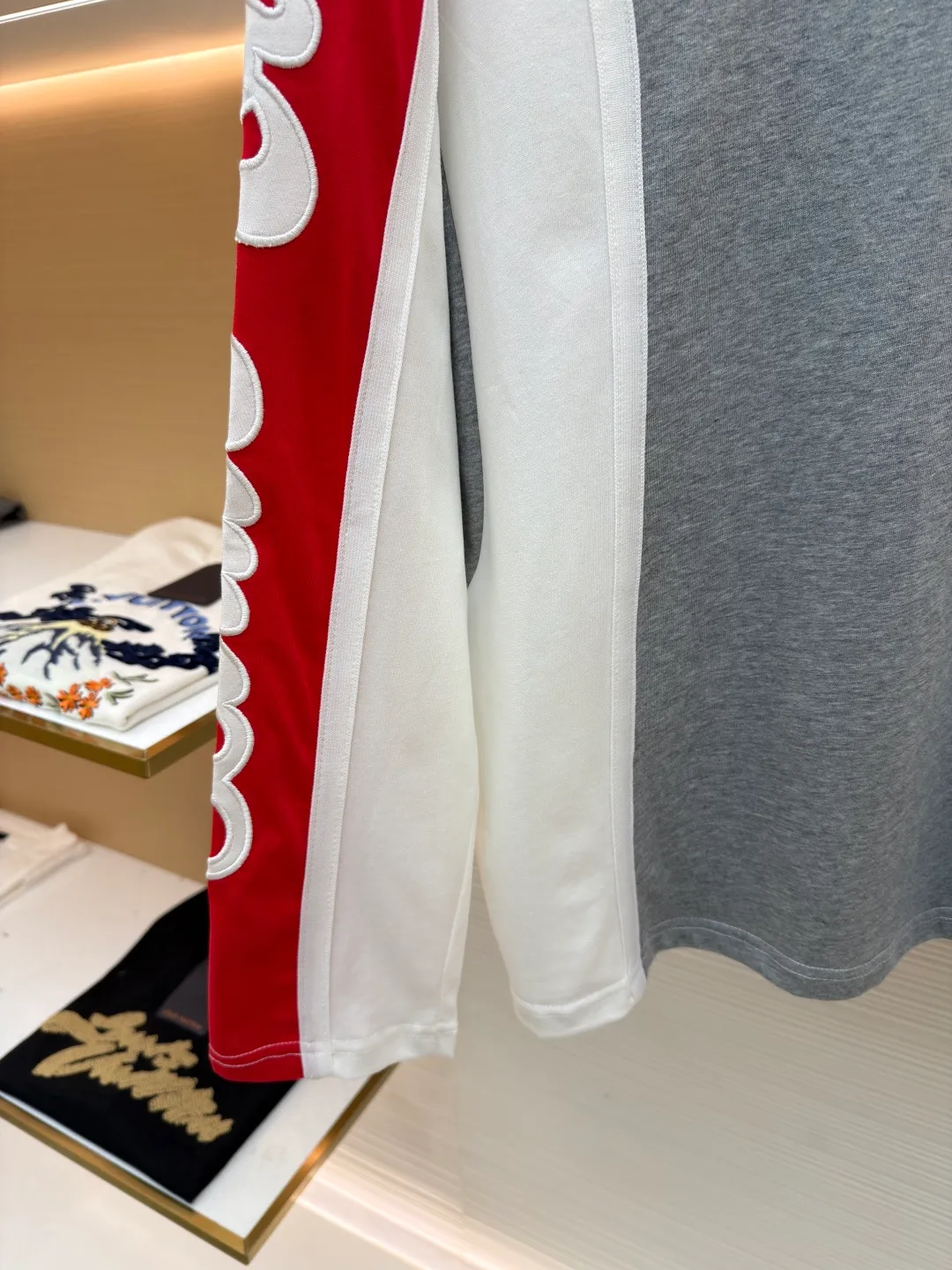 LOUIS VUITTON SKI ski series color matching long sleeves ●Original version: purchased and developed by 10407 ●Item number: 1681669-A55 ●Fabric: cotton fabric ●Technology: embroidery production ●Color: red, white and gray ●Version: fitted version ●Weight: about 410 grams ●Size: S-M-L-XL ●Description: This long-sleeved top is designed with multi-color splicing. The main body is made of high-quality pure cotton fabric. It feels soft, skin-friendly and has good breathability. The shoulders and sleeves use contrasting splicing technology. The red and white splicing lines are smooth and natural, showing superb tailoring technology. The three-dimensional embroidered letter pattern on the left arm adopts multi-layer embroidery technology. The lines are full and three-dimensional, rich in layering, and highlight the brand recognition. The gray area on the chest uses seamless splicing technology to ensure that the overall shape is smooth and crisp. The cuffs and hem adopt fine double-thread seaming technology to enhance durability and prevent seams from opening. The hemming at the neckline is delicate and comfortable to wear without rubbing against the skin. The overall workmanship is fine, and every stitch is even and neat, reflecting the high-quality production process. The overall wiring is straight and delicate, the fabric is comfortable and soft, and the color is consistent without color difference. It can be matched with the same style to create a fashionable look and control various occasions. Customized accessories, complete with three standards, same style for men and women!